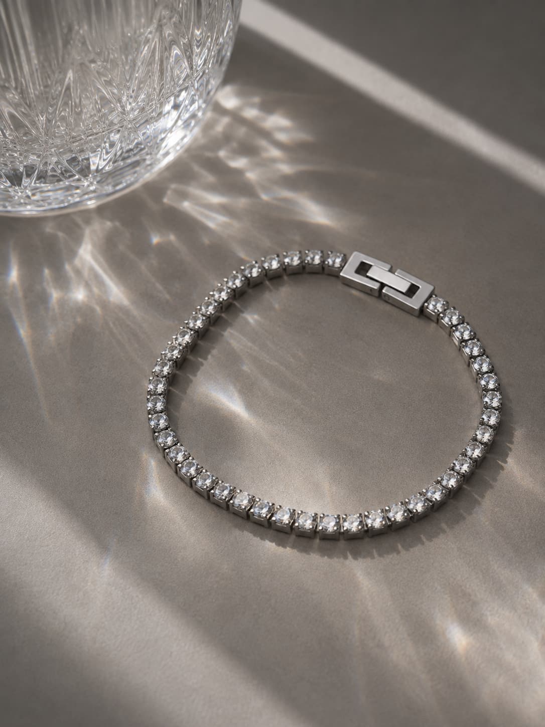 Bracelete Anastella com zircônias sobre mármore